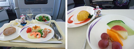 機内食前菜（左）とデザート（右）